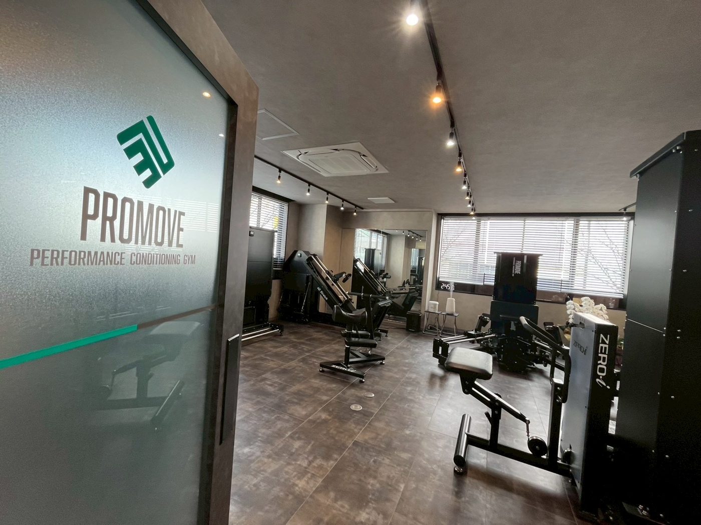 PROMOVE センター北の入口。ロゴの入ったガラスの向こうにジムが見える